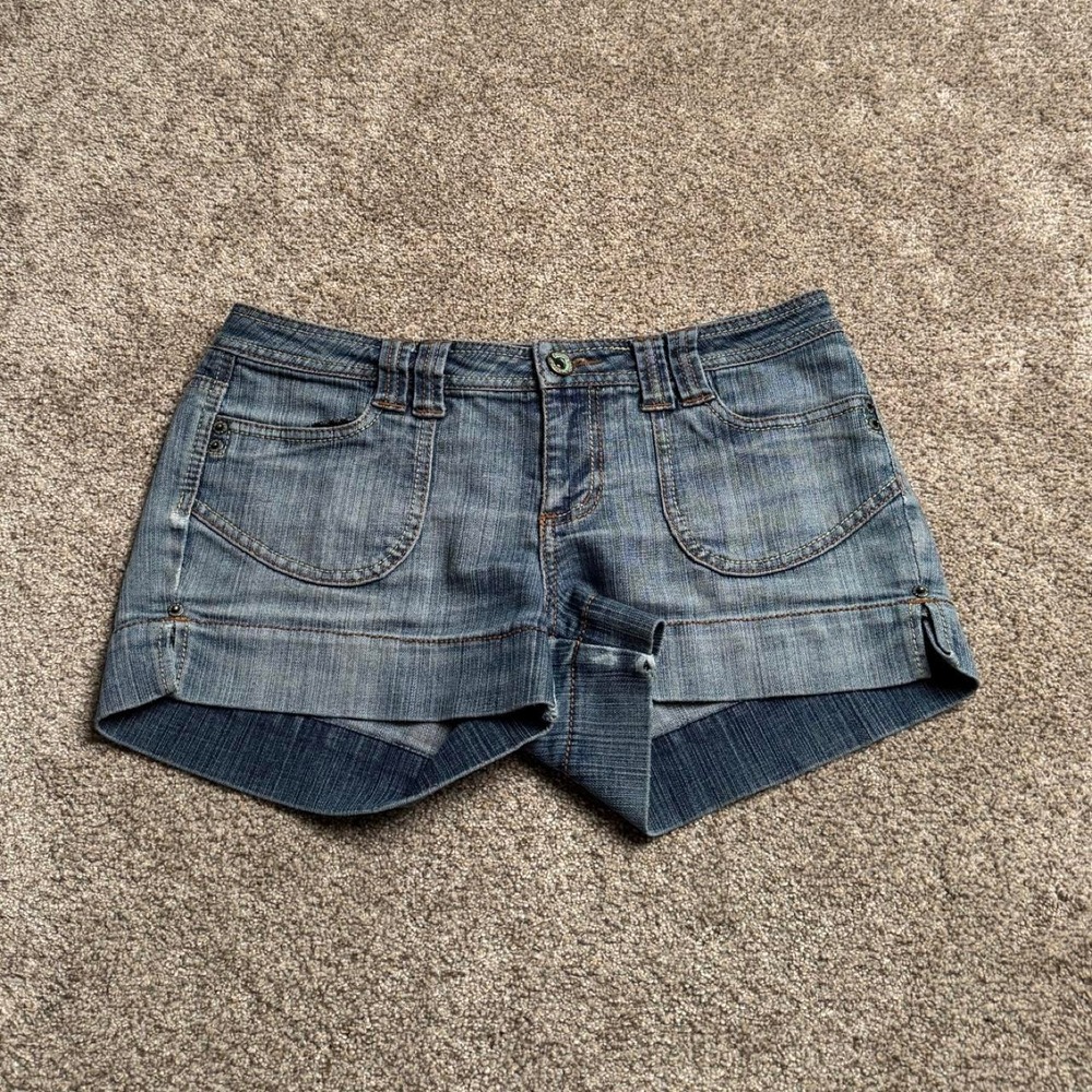 BOOM BOOM JEANS LIGHT WASH SCOOP POCKET DENIM SHORTS